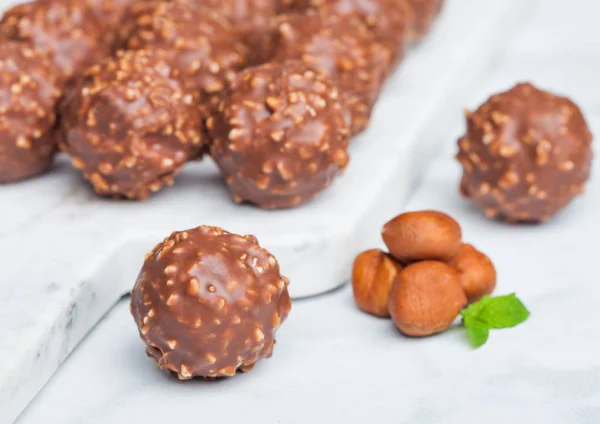 Caramelos Chocolate Lujo Con Trozos Avellanas Hoja Menta Sobre Fondo — Foto de Stock