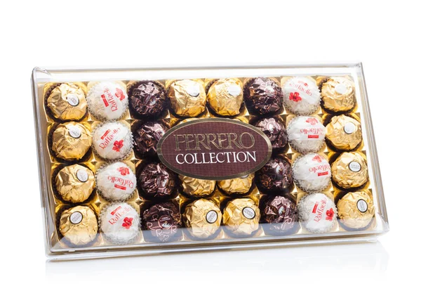 Londra, İngiltere - 08 Kasım 2018: Ferrero koleksiyonu Rocher sigorta primi çikolata tatlılar plastik kutu. Yansıması ile beyaz arka plan üzerinde. Raffaello ve Rondnoir. Hediye kutusu