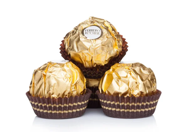 Londra, İngiltere - 08 Kasım 2018: Ferrero Rocher sigorta primi çikolata tatlılar beyaz arka plan üzerinde.
