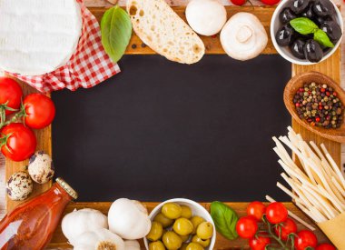 Bıldırcın yumurta ve peynir üzerinde tahta arka plan ile ev yapımı makarna makarna ile kömür ahşap menü kurulu. Klasik İtalyan köyü gıda. Sarımsak, petrol, siyah ve yeşil zeytin, tahta spatula.