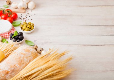 Ev yapımı makarna makarna ile bıldırcın yumurtası ile şişe domates sos ve peynir ahşap arka plan üzerinde. Klasik İtalyan köyü gıda. Sarımsak, petrol, siyah ve yeşil zeytin, ekmek ve buğday