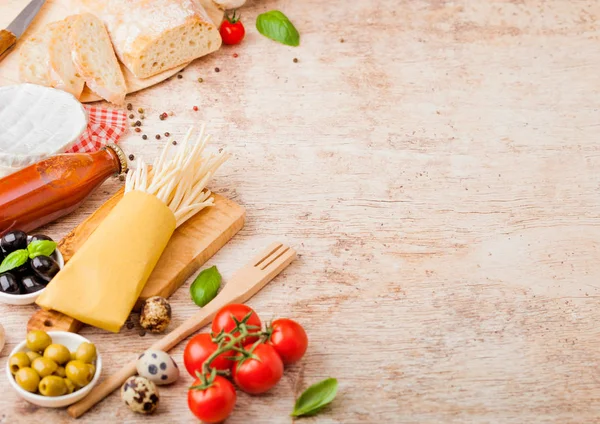 Pasta Casera Espaguetis Con Huevos Codorniz Con Botella Salsa Tomate — Foto de Stock