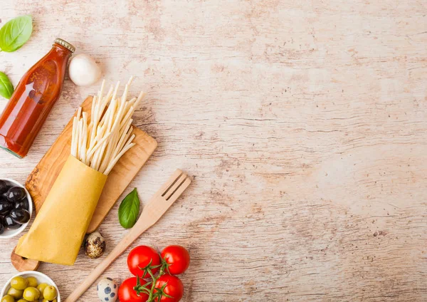 Pasta Casera Espaguetis Con Huevos Codorniz Con Botella Salsa Tomate — Foto de Stock