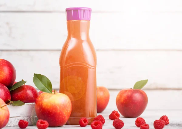 Flaska Med Färska Ekologiska Äpplen Och Hallonsaft Med Färsk Frukt — Stockfoto