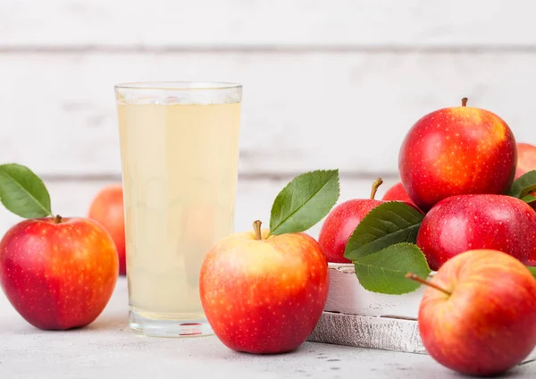 Bicchiere Succo Mela Biologico Fresco Mele Rosse Scatola Sfondo Legno — Foto Stock