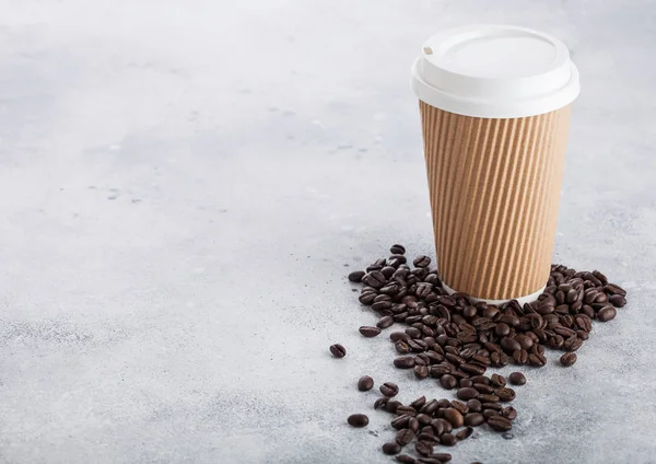 Kartong Kaffekopp Med Färska Kaffebönor Sten Kök Bakgrund Brun Färg — Stockfoto