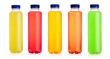 Şişe hidro enerji içeceği beyaz yansıması ile desteklenmektedir