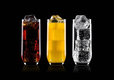 Kola ve portakal soda içmek ve limonata köpüklü su bardak buz küpleri ile siyah arka plan üzerine