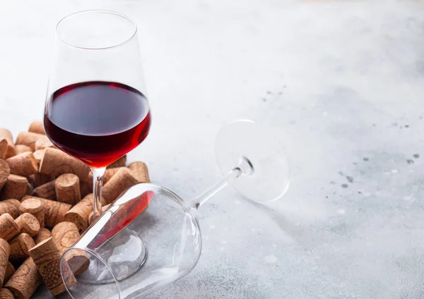 Elegante Glas Rotwein Mit Korken Auf Küchentisch Hintergrund — Stockfoto