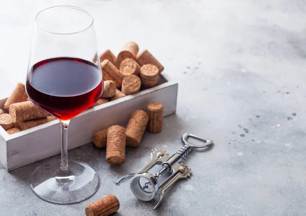 赤ワインのコルク栓とキッチン テーブル背景に開幕戦のボックスとエレガントなガラス — ストック写真