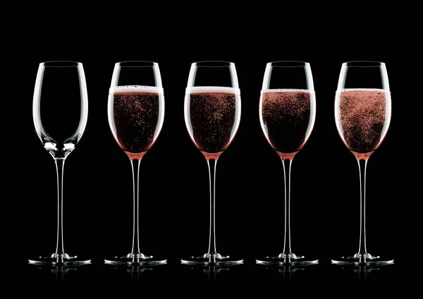 Růže Růžové Šampaňské Sklenice Bublinkami Černém Pozadí Odleskem — Stock fotografie