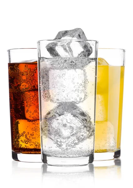 Kola ve orange soda içecek ve limonata köpüklü su bardak buz küpleri ile beyaz arka plan üzerinde