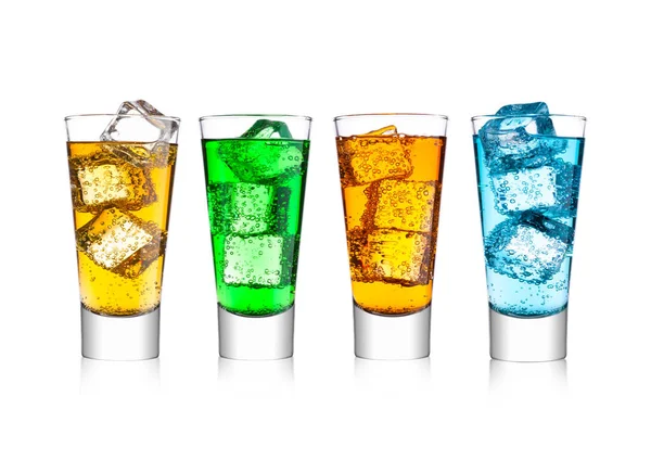 Стакан Газированного Напитка Льдом Белом Фоне Синий Оранжевый Зеленый Цвет — стоковое фото