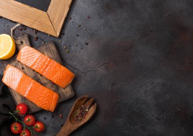 Taze somon dilimi yağ domates ve limon taş mutfak arka plan üzerinde Plastik Konteyner