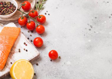 Taze somon dilimi yağ domates ve limon taş mutfak arka plan üzerinde Plastik Konteyner