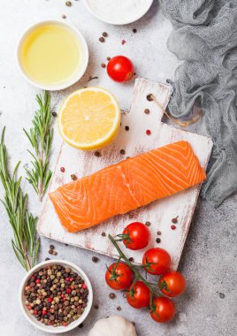 Taze somon dilimi yağ domates ve limon taş mutfak arka plan üzerinde Plastik Konteyner