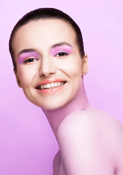 Beautyl Niña Maquillaje Natural Spa Cuidado Piel Sobre Fondo Violeta — Foto de Stock
