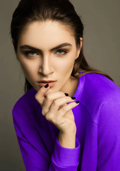 Hermosa Modelo Moda Con Jersey Violeta Oscuro Estudio —  Fotos de Stock