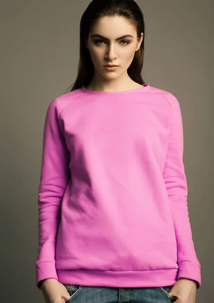 Hermosa Modelo Moda Con Jersey Rosa Sobre Fondo Gris — Foto de Stock