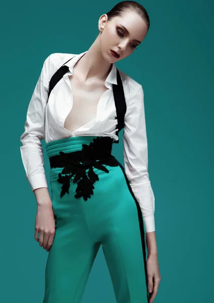 Όμορφη Μόδας Μοντέλο Φορούν Φωτεινά Γαλαζοπράσινα Παντελόνι Και Λευκό Μπλουζάκι — Φωτογραφία Αρχείου