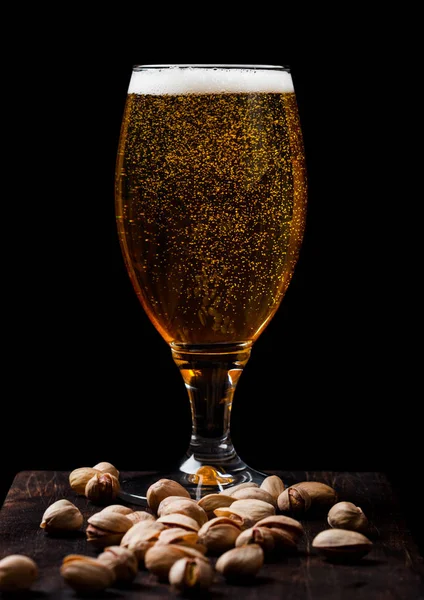 Glas Pils Bier Met Pistachenoten Noten Stenen Bord Zwarte Achtergrond — Stockfoto