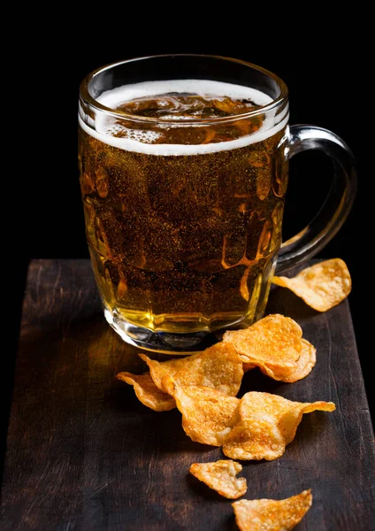 Glas Pils Bier Met Aardappel Chips Snack Vintage Houten Bord — Stockfoto