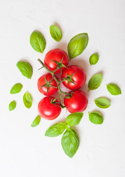 Tomates Cereja Orgânicos Videira Com Manjericão Pimenta Fundo Pedra Cozinha — Fotografia de Stock