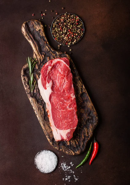 Steak Bœuf Aloyau Cru Sur Une Vieille Planche Découper Avec — Photo