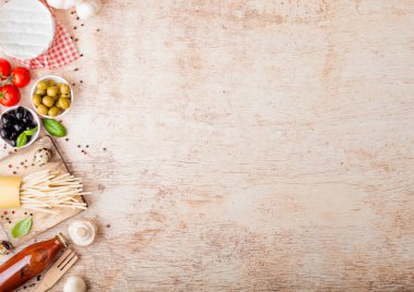 Bıldırcın yumurtalı, domates soslu ve ahşap kaplamalı ev yapımı makarna. Klasik İtalyan köy yemekleri işte. Sarımsak, şampiyon, siyah ve yeşil zeytin, yağ ve spatula.