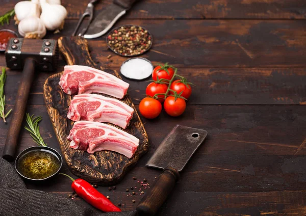 Fresh Raw Butchers Lamb Beef Cutlets Chopping Board Vintage Meat — Stock Photo, Image