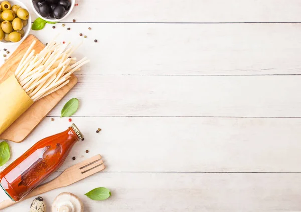 Pasta Casera Espaguetis Con Huevos Codorniz Con Botella Salsa Tomate — Foto de Stock