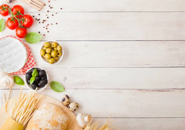 自制意大利面意大利面 鹌鹑蛋 番茄酱和奶酪在木的背景 经典的意大利乡村美食 黑橄榄和绿色橄榄 面包和小麦 — 图库照片