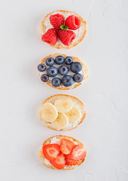 Friss Egészséges Mini Szendvicsek Krémsajt Gyümölcsök Bogyók Eper Áfonya Banán — Stock Fotó