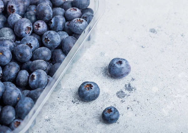 Plastbricka Behållare Färska Ekologiska Hälsosamma Blåbär Sten Kök Tabellbakgrund — Stockfoto