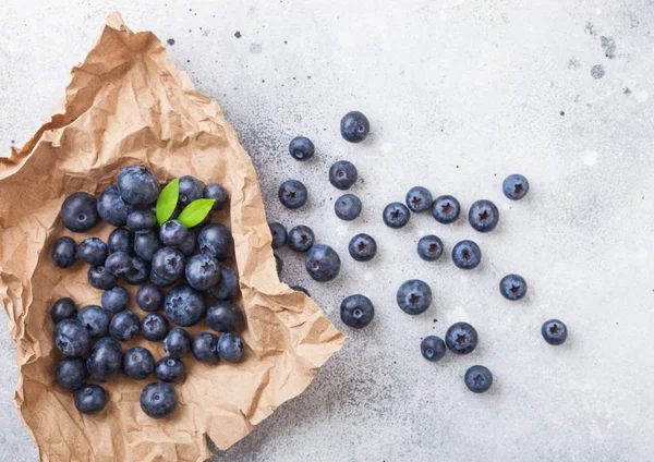 Fräsch Raw Ekologiska Blåbär Brunt Papper Sten Kök Bakgrund Utrymme — Stockfoto