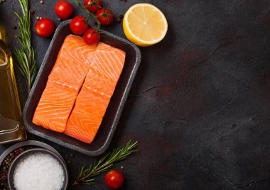 Taze somon dilimi yağ domates ve limon taş mutfak arka plan üzerinde Plastik Konteyner