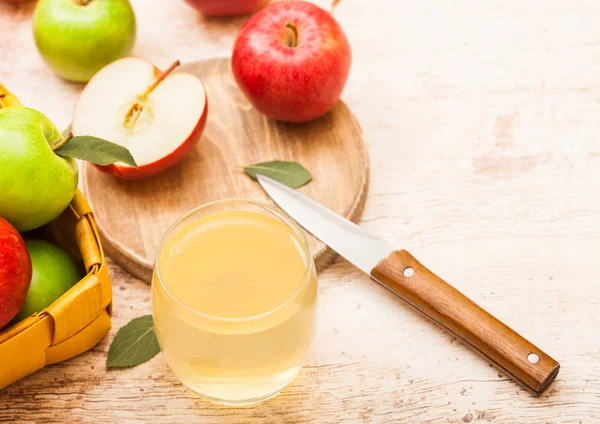 Verre Jus Pomme Bio Frais Avec Pommes Rouges Sur Planche — Photo