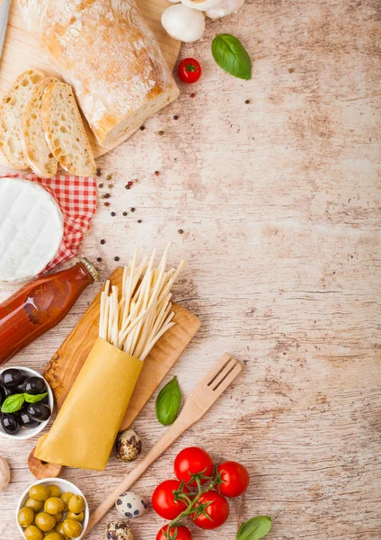 Pasta Casera Espaguetis Con Huevos Codorniz Con Botella Salsa Tomate — Foto de Stock