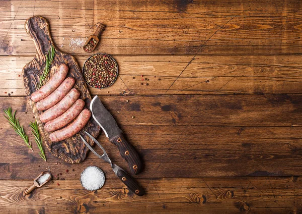 Ham Sığır Eti Domuz Sosis Vintage Bıçak Çatal Ahşap Arka — Stok fotoğraf