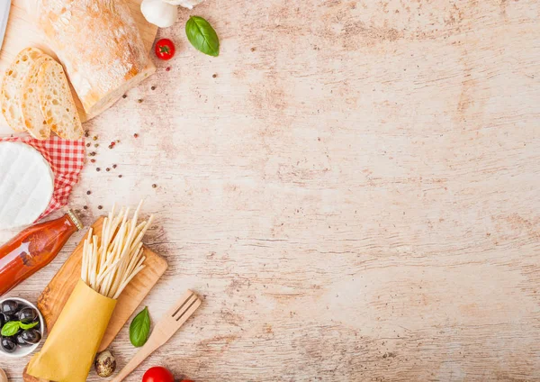 Pasta Casera Espaguetis Con Huevos Codorniz Con Botella Salsa Tomate — Foto de Stock