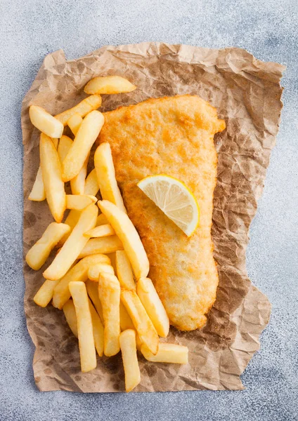 Tradiční Britské Fish Chips Citronem Plátek Hnědém Papíře Bílém Pozadí — Stock fotografie