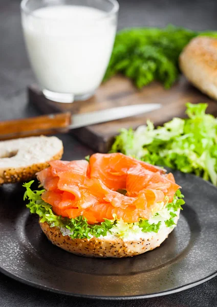 Taze Sağlıklı Simit Sandviç Somon Ricotta Beyaz Mutfak Masa Arka — Stok fotoğraf