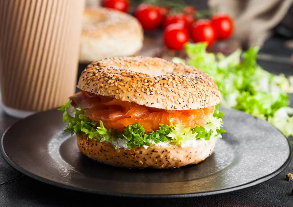 Sandwich Bagel Fresco Saludable Con Salmón Ricotta Huevo Suave Sobre —  Fotos de Stock