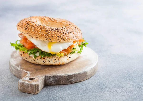 Sandwich Bagel Frais Sain Saumon Ricotta Aux Œufs Mous Sur — Photo