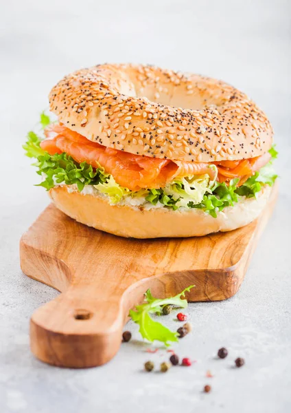 Taze Sağlıklı Simit Sandviç Somon Ricotta Marul Üzerine Beyaz Mutfak — Stok fotoğraf