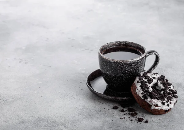 Fekete Kávéscsésze Alj Perecdiagramok Konyhai Asztal Háttér Fekete Cookie Kat — Stock Fotó