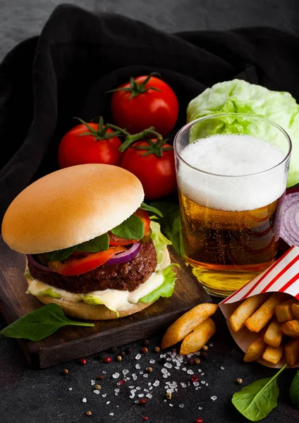 Čerstvé Hovězí Burger Omáčkou Zeleninou Ležák Řemesla Pivo Bramborové Lupínky — Stock fotografie