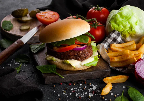 Świeża Wołowina Burger Sosem Warzywami Chipsy Frytki Tle Tabeli Kamienną — Zdjęcie stockowe