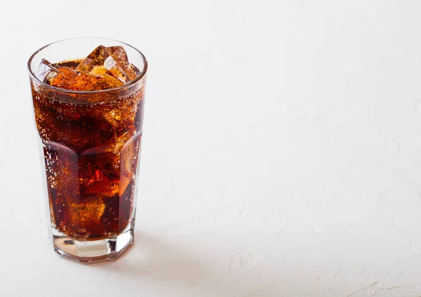 Bicchiere Bevanda Cola Soda Con Cubetti Ghiaccio Bollicine Sfondo Cucina — Foto Stock