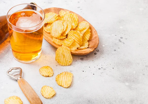 Glas Fles Van Ambachtelijke Pils Met Aardappel Chips Snack Opener — Stockfoto